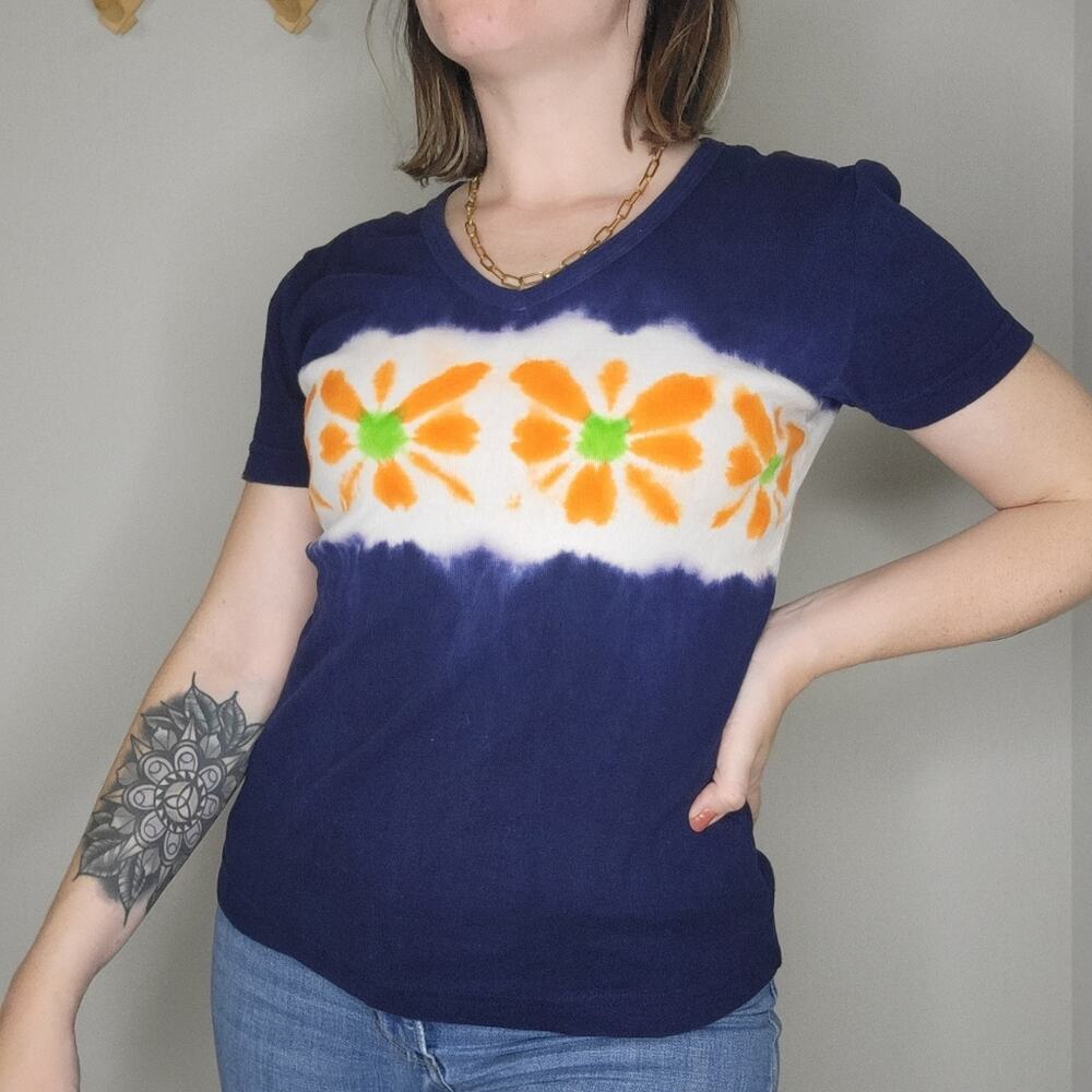 Vintage Basic Editions Tie Dye Flower V-Neck Shirt Size Small